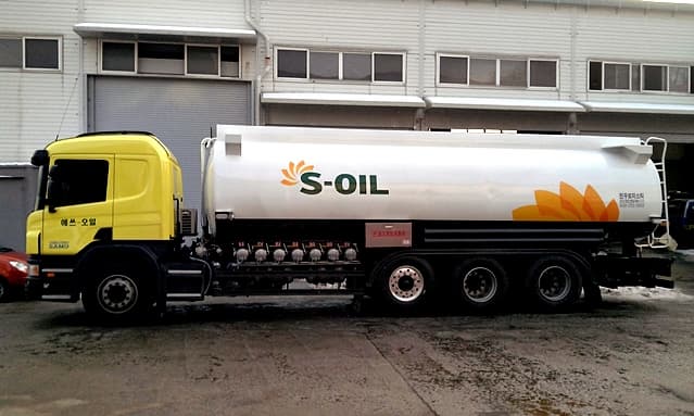 Lightoil tanker truck